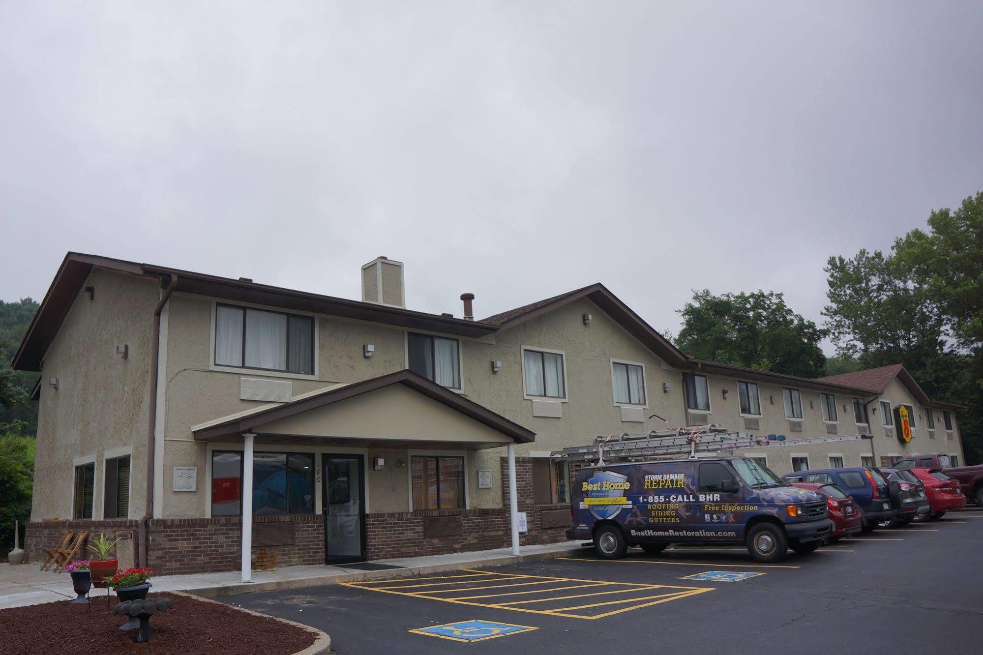 Super 8 By Wyndham Hotel